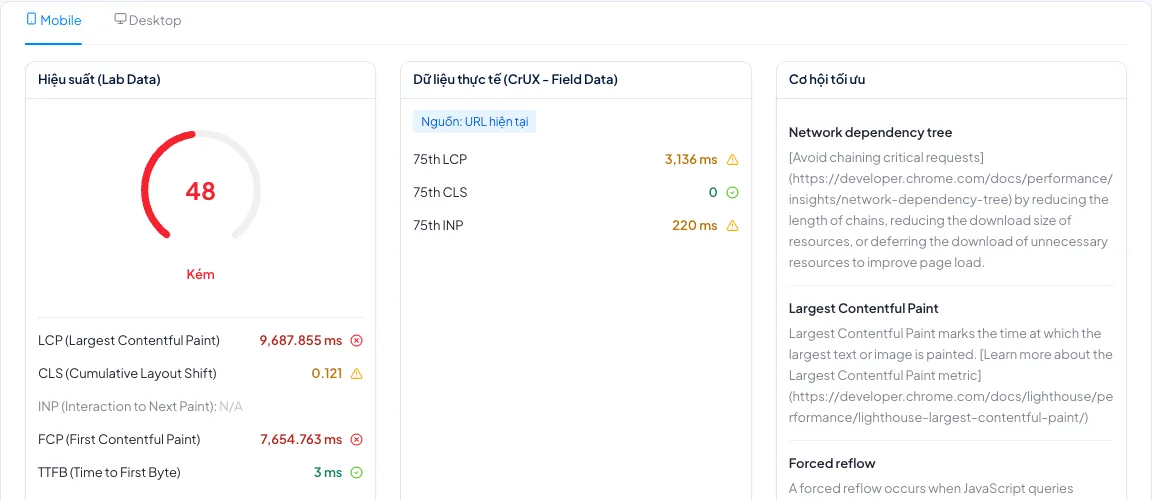 Kết quả kiểm tra trang chủ web.dev trên di động ngày 26/09/2026, điểm mô phỏng 48 và LCP 9,7 giây trong khi dữ liệu người dùng thật có LCP 3,1 giây